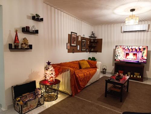 TV a/nebo společenská místnost v ubytování Το Σπίτι στην Πόλη του Μύλου των Ξωτικών