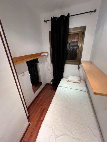 En eller flere senge i et værelse på HABITACIÓN barcelona