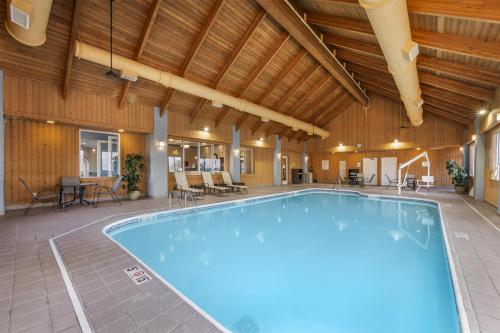 a large swimming pool in a building with a wooden ceiling at Best Western Columbus Airport in Columbus