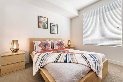 En eller flere senge i et værelse på Fancy Irvine Apartment | Shopping + Dining