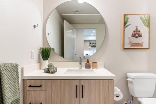 Et badeværelse på Fancy Irvine Apartment | Shopping + Dining