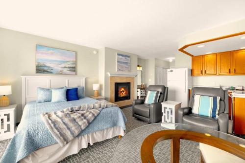 Ένα ή περισσότερα κρεβάτια σε δωμάτιο στο Ground Floor Queen Studio - Ocean View - Pool and Hot Tub