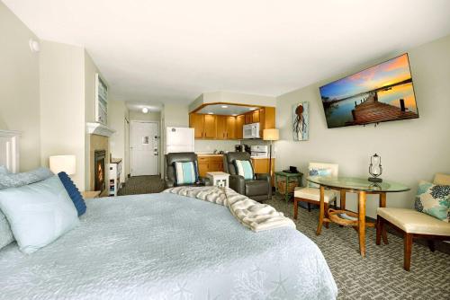 a bedroom with a bed and a living room at Ground Floor Queen Studio - Ocean View - Pool and Hot Tub in Lincoln City