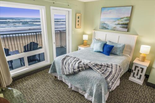 Ένα ή περισσότερα κρεβάτια σε δωμάτιο στο Ground Floor Queen Studio - Ocean View - Pool and Hot Tub