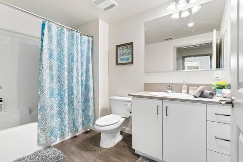 uma casa de banho com um lavatório de WC e uma cortina de chuveiro em * Stylish Place In The Heart Of Orange County * em Tustin