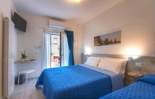 pokój hotelowy z dwoma łóżkami i oknem w obiekcie Affittacamere da Sabri w mieście Numana