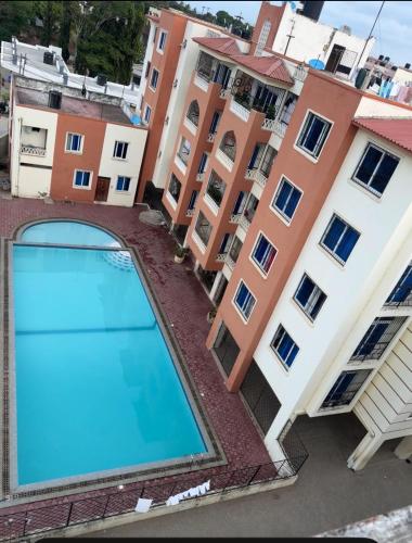 una piscina vacía frente a algunos edificios en Jerres Inn, en Mtwapa