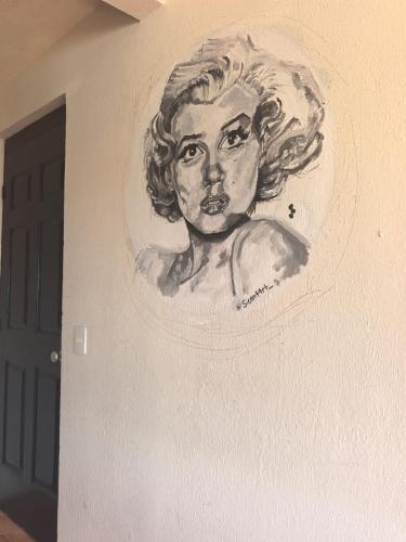 un disegno di una donna su un muro di Bahía 50's ad Acapulco