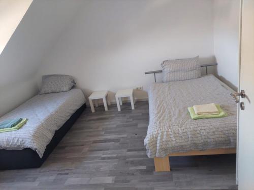 Un pat sau paturi într-o cameră la 2 Zimmer Wohnung in Siegen Dachgeschoss