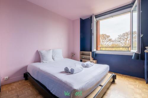 une chambre avec un lit avec deux serviettes dessus dans l'établissement IDF - HUGO - CI - Séjour cosy aux portes de Paris, à Maisons-Alfort