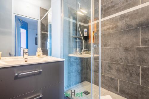 une salle de bain avec douche et lavabo dans l'établissement IDF - HUGO - CI - Séjour cosy aux portes de Paris, à Maisons-Alfort