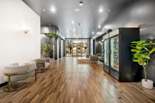 Un vestíbulo de una tienda con sillas y una sala de espera. en Dorsen Stay, en Atlanta