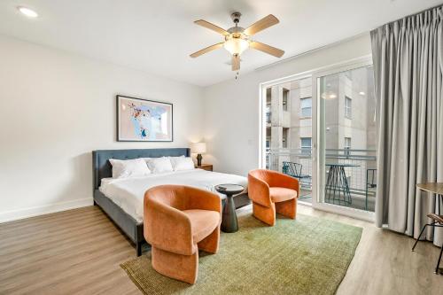 Un dormitorio con una cama y dos sillas y una ventana. en Dorsen Stay, en Atlanta