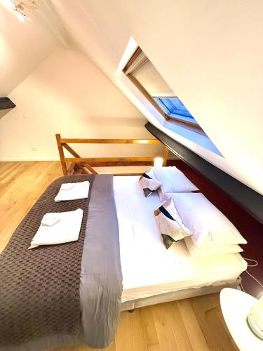 ein Schlafzimmer mit einem großen Bett mit Fenster in der Unterkunft European Lodge Duplex in Brüssel