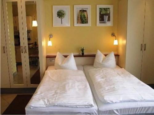 two twin beds in a room with two lamps at Ferienhaus im skandinavischen Stil in Granzow