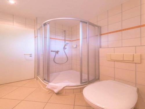 a bathroom with a shower with a toilet in it at Elegant eingerichtete Ferienwohnung in Granzow