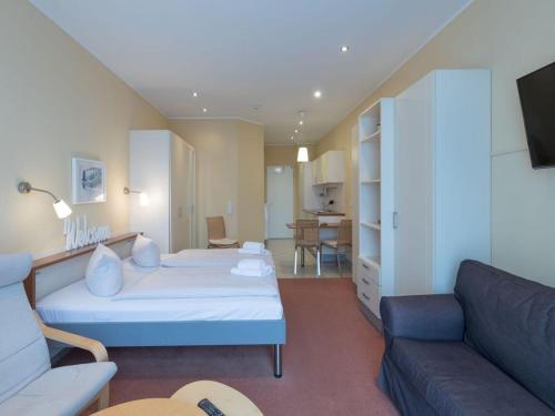 a living room with a bed and a couch at Elegant eingerichtete Ferienwohnung in Granzow