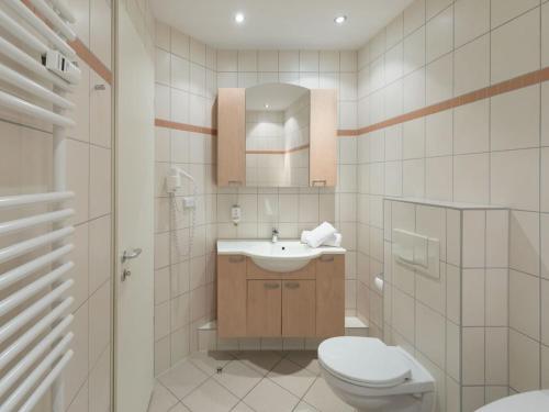 a bathroom with a toilet and a sink at Elegant eingerichtete Ferienwohnung in Granzow