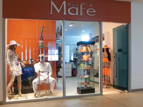 a woman looking at a man sitting in a chair in a store window at Las Americas Torre Del Mar in Cartagena de Indias