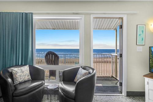 a living room with chairs and a view of the ocean at Oceanfront Family Suite - Full Kitchen - Beach Access - Pool & Hot Tub in Lincoln City
