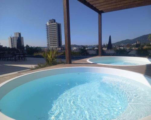 Πισίνα στο ή κοντά στο Apartamento próximo a Praia e ao Beto Carrero World