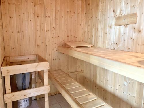 een houten sauna met houten planken erin bij Ferienhaus im skandinavischen Stil in Granzow