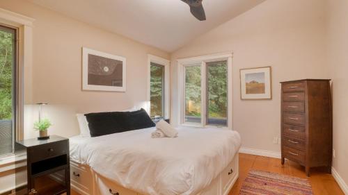 Postel nebo postele na pokoji v ubytování Manitou River House 113 by AvantStay A Location