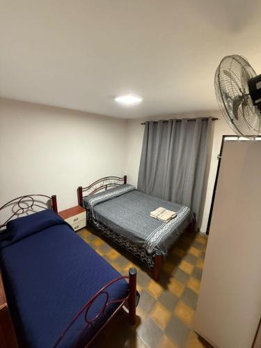 una camera con 2 letti e un ventilatore di Complejo Corrientes Dpto2 a Jesús María