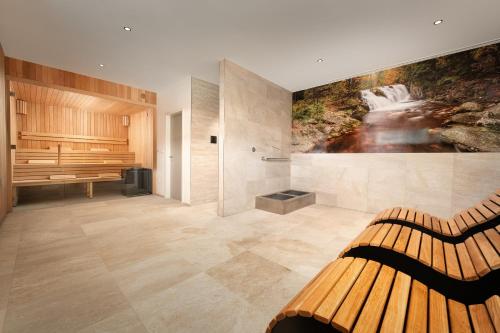 ein Zimmer mit einer Bank und einem Gemälde an der Wand in der Unterkunft Luxusní studio v resortu v srdci Krkonoš s možností wellness in Vrchlabí