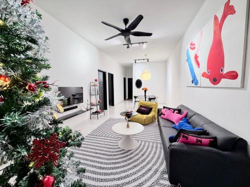 Una sala de estar con un sofá y un árbol de Navidad. en HeyMono #JPO #Senai Airport #IOI mall #Landed #Netflix, en Kampong Saleng