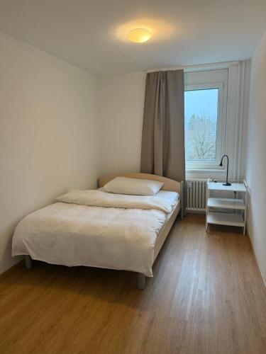 een kleine slaapkamer met een bed en een raam bij Canaima in Luzern