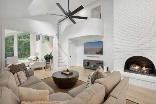 Χώρος καθιστικού στο Wainscott Woods by Rove - Luxe 5BR Estate with Pool