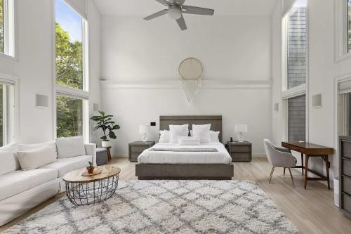 Ένα ή περισσότερα κρεβάτια σε δωμάτιο στο Wainscott Woods by Rove - Luxe 5BR Estate with Pool