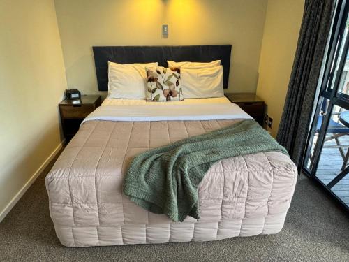 En eller flere senge i et værelse på Bay Cabins