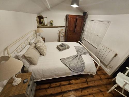 Ένα ή περισσότερα κρεβάτια σε δωμάτιο στο Muntjac Lodge, a cabin in heart of Chorleywood