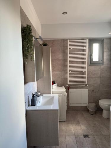 Ένα μπάνιο στο Papi's Cozy Apartment