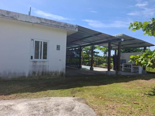 Το κτήριο όπου στεγάζεται  η παραθεριστική κατοικία