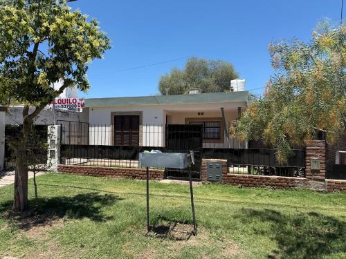 un edificio con un albero nel cortile di Complejo Corrientes Dpto2 a Jesús María