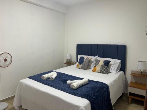 Un dormitorio con una cama grande con almohadas. en Entre Mar e Morros, Apto praia Pontal Recreio, en Río de Janeiro