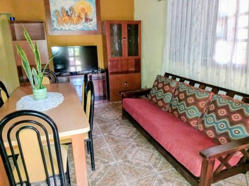 un soggiorno con un divano e un tavolo di jardin de lourdes a Corrientes