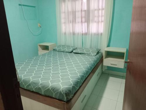 una piccola camera da letto con un letto con pareti blu di jardin de lourdes a Corrientes