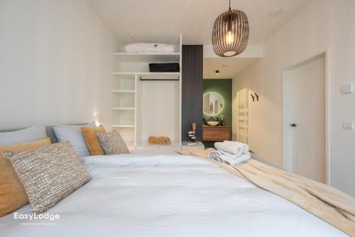 En eller flere senge i et værelse på FORTESSE - Luxury apartment near the sea with parking