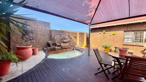 En terrasse eller udendørsområde på Greenshields Park Guesthouse