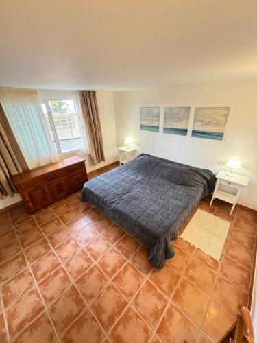 Un dormitorio con una cama grande y dos ventanas. en Tenerife North Escape, en La Matanza de Acentejo