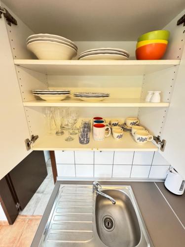 cocina con fregadero y estanterías con platos en Tenerife North Escape, en La Matanza de Acentejo