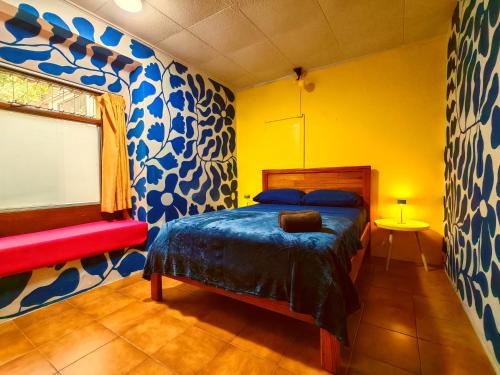 Un pat sau paturi într-o cameră la Chillout Hostel Barrio Escalante