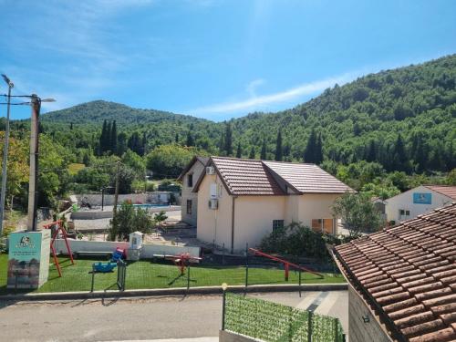 Nespecifikovaný výhled na hory nebo výhled na hory při pohledu z vily