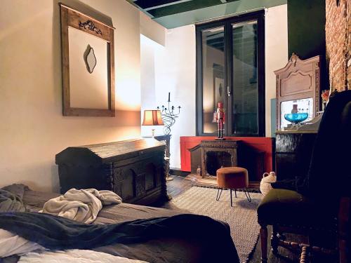 - une chambre avec un lit, une cheminée et une chaise dans l'établissement The Mystical Suite, à Anvers