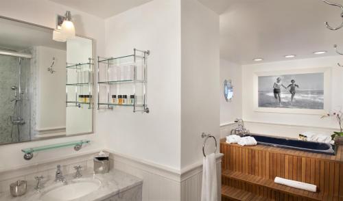 un baño con lavabo y espejo en Cameo Beverly Hills, en Los Ángeles