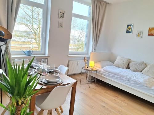 En eller flere senge i et værelse på Harbour Pearl 2 Room Apartment and Kitchen